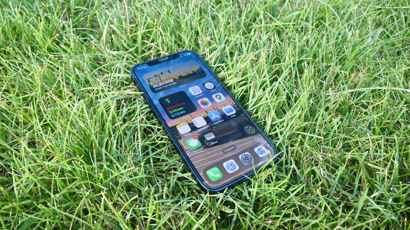 « Touch Grass » imagine des doubles numériques nourris par nos désirs