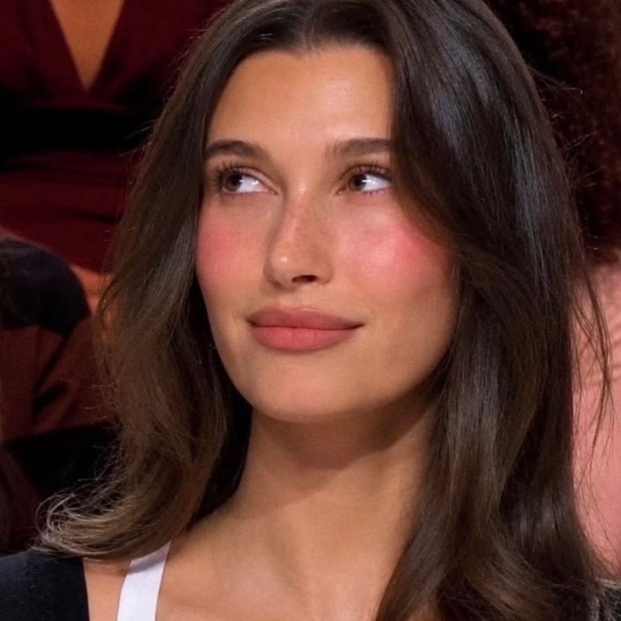 Hailey Bieber dévoile son makeup sur le plateau de Quotidien