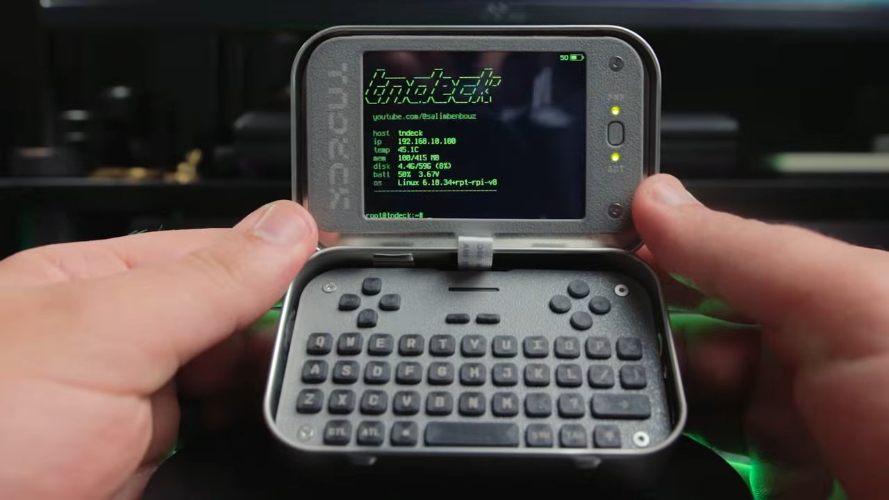 Le TN Deck, un cyberdeck miniature construit dans une boîte d'Altoids