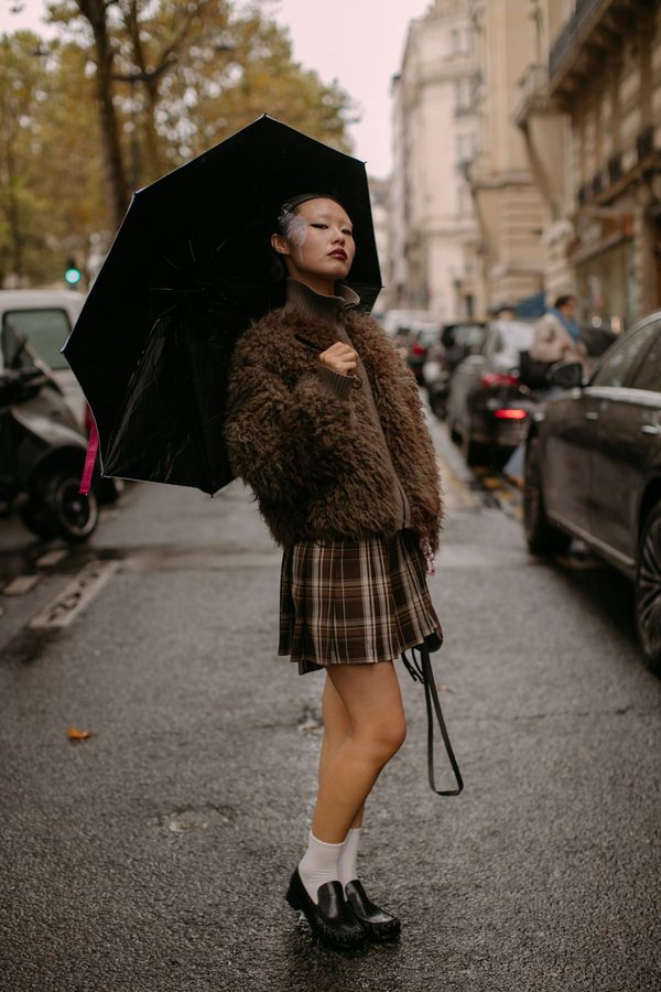 Mocassins et jupes : comment les associer jusqu’à la fin de l’automne